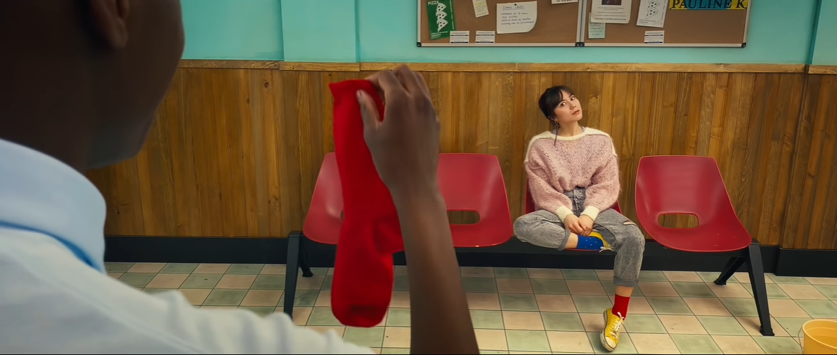 苹果拍了支奇怪的广告：一只红袜子引发的浪漫邂逅