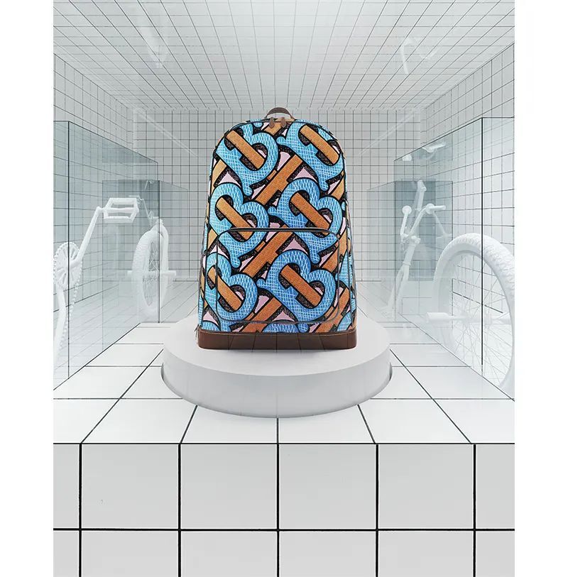 Burbbery夏季广告大片：进入亦真亦假的虚幻世界