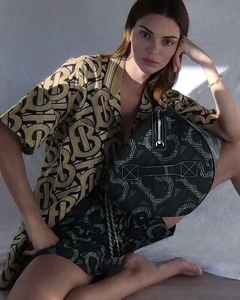 Burbbery夏季广告大片：进入亦真亦假的虚幻世界