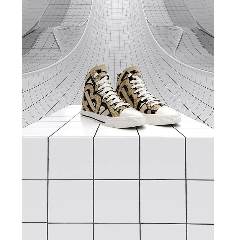 Burbbery夏季广告大片：进入亦真亦假的虚幻世界