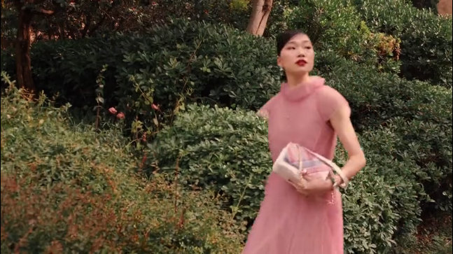 粉色花草丛中躲猫猫,宝格丽七夕广告有点甜 粉色花草丛中躲猫猫,宝格丽七夕广告有点甜