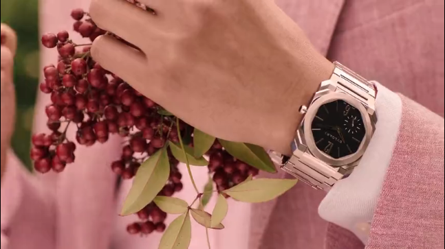 粉色花草丛中躲猫猫,宝格丽七夕广告有点甜 粉色花草丛中躲猫猫,宝格丽七夕广告有点甜