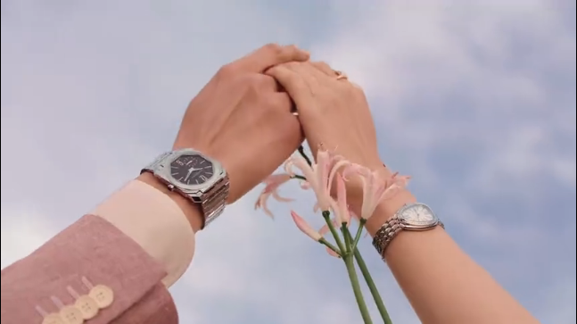 粉色花草丛中躲猫猫,宝格丽七夕广告有点甜 粉色花草丛中躲猫猫,宝格丽七夕广告有点甜