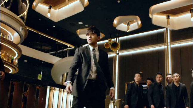 戴帝舵表的周杰伦，在自演自导的广告片里打群架