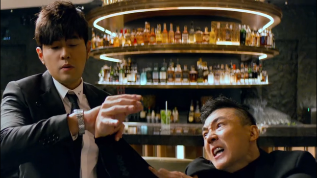 戴帝舵表的周杰伦，在自演自导的广告片里打群架