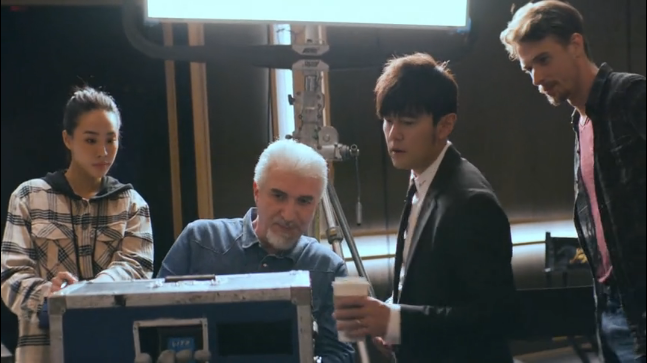 戴帝舵表的周杰伦，在自演自导的广告片里打群架