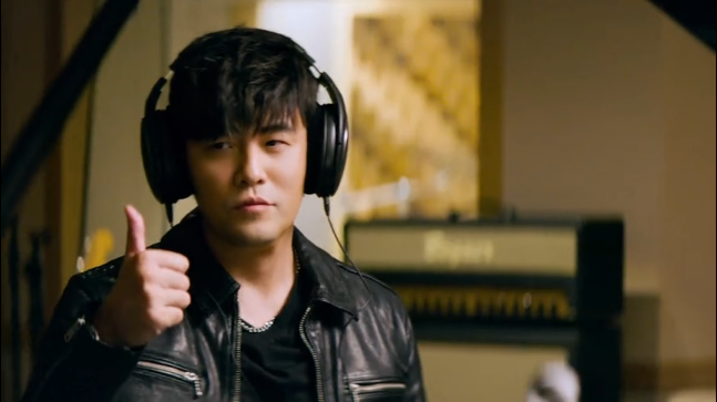 戴帝舵表的周杰伦，在自演自导的广告片里打群架