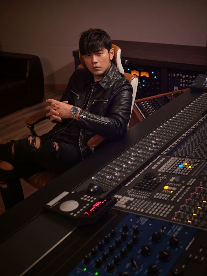 戴帝舵表的周杰伦，在自演自导的广告片里打群架