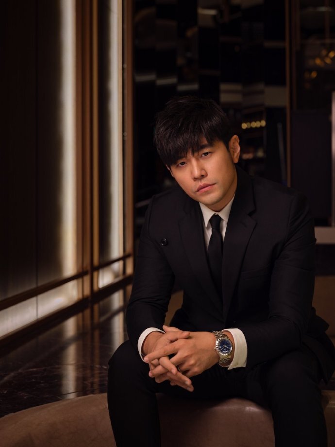 戴帝舵表的周杰伦，在自演自导的广告片里打群架