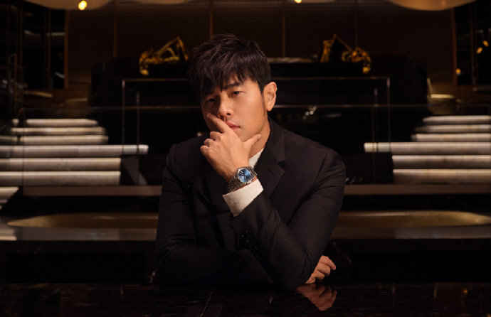 戴帝舵表的周杰伦，在自演自导的广告片里打群架