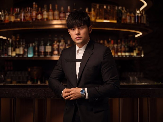 戴帝舵表的周杰伦，在自演自导的广告片里打群架