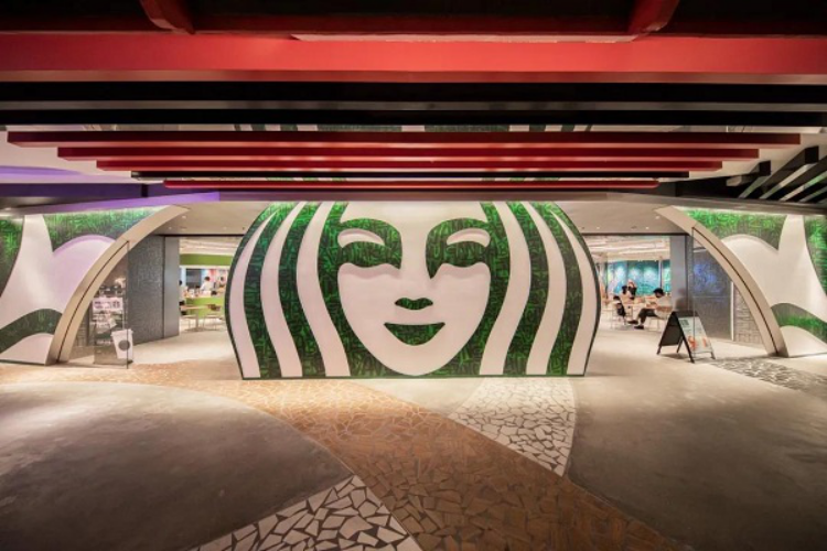 星巴克上海老店变身“咖啡星球”，还举办了艺术展