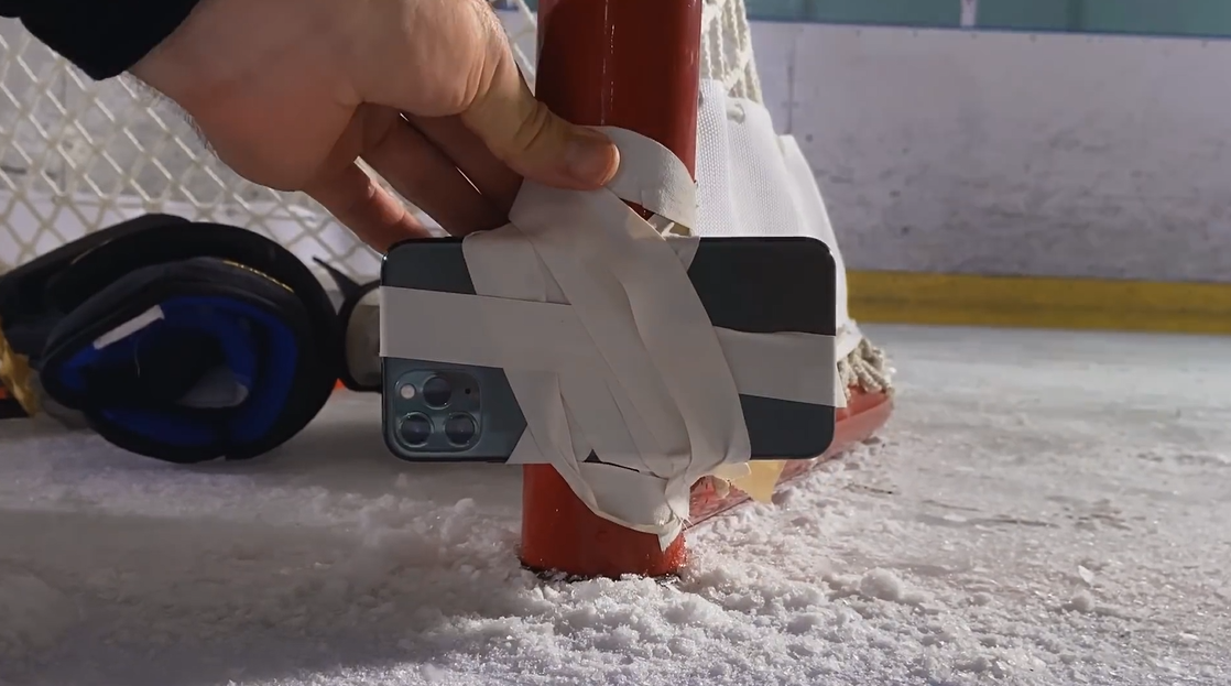 庆祝NHL复赛,他们把iPhone绑在了冰球棍上 庆祝NHL复赛,他们把iPhone绑在了冰球棍上