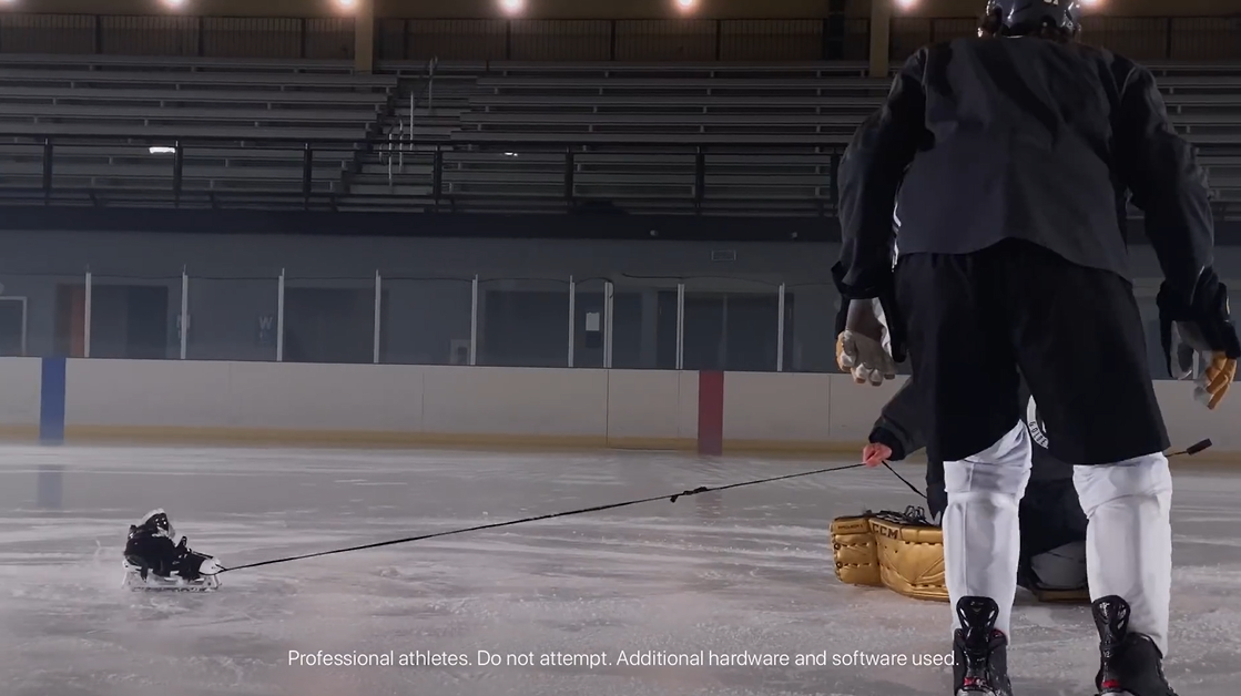 庆祝NHL复赛,他们把iPhone绑在了冰球棍上 庆祝NHL复赛,他们把iPhone绑在了冰球棍上