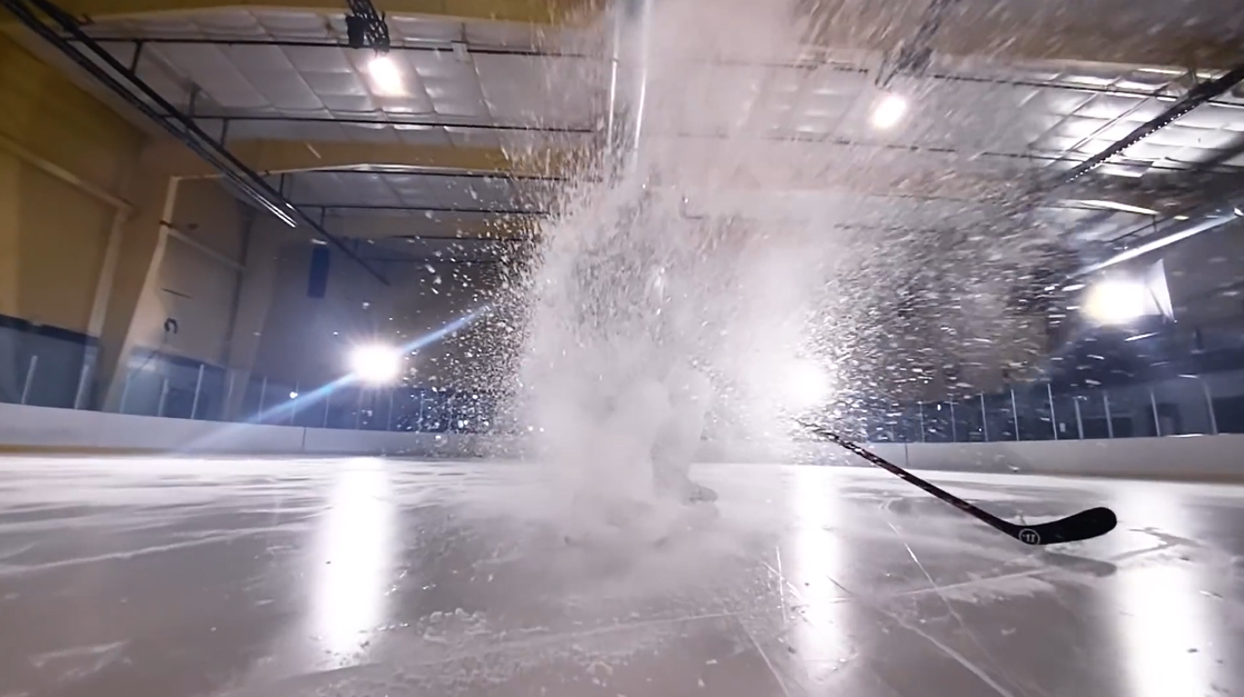 庆祝NHL复赛,他们把iPhone绑在了冰球棍上 庆祝NHL复赛,他们把iPhone绑在了冰球棍上