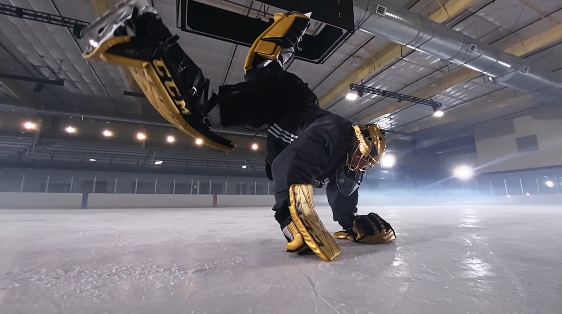 庆祝NHL复赛,他们把iPhone绑在了冰球棍上 庆祝NHL复赛,他们把iPhone绑在了冰球棍上