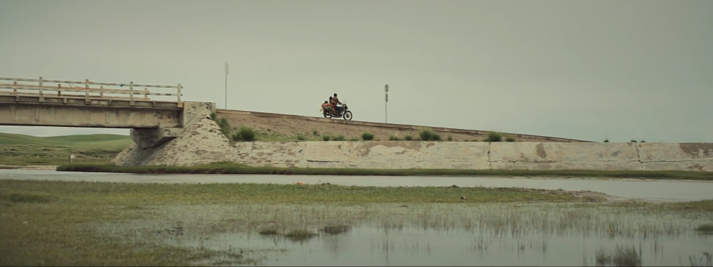 宝马摩托车公路片《野俩的夏天》：骑士永远在路上