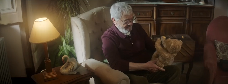 葡萄牙电信运营商NOS圣诞广告：落在爷爷家的小熊玩偶