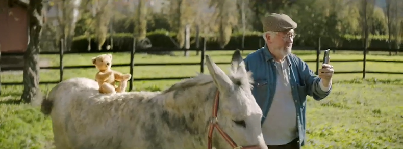 葡萄牙电信运营商NOS圣诞广告：落在爷爷家的小熊玩偶