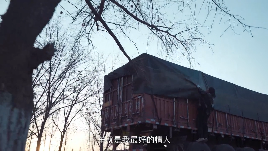 百度地图微电影《前路》，讲述无人区女卡车司机的故事