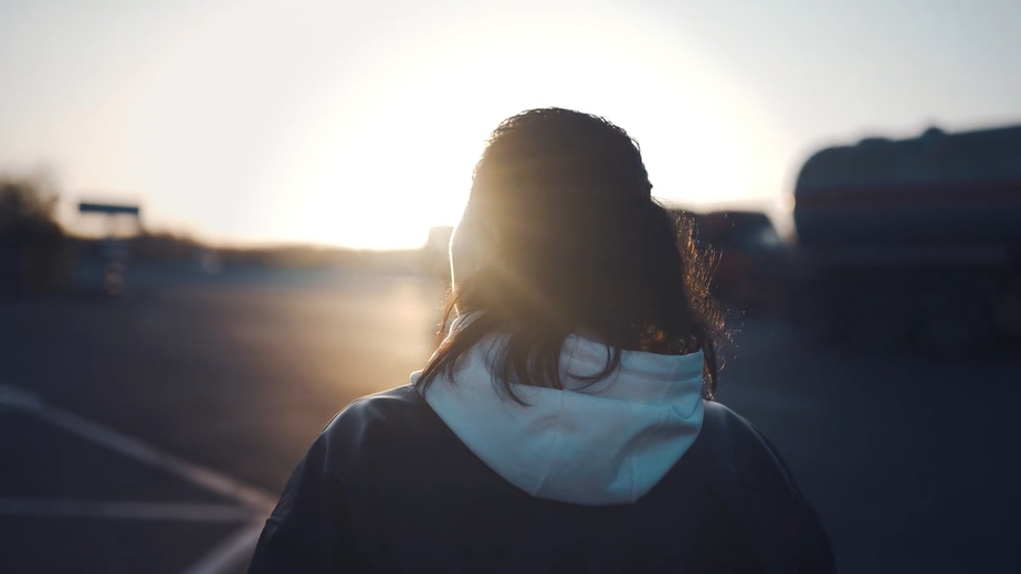 百度地图微电影《前路》，讲述无人区女卡车司机的故事