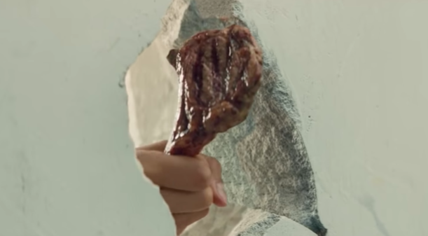 澳洲沙雕广告:羊排的美味,推翻围墙也要得到 澳洲沙雕广告:羊排的美味,推翻围墙也要得到