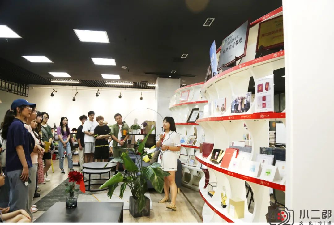 重庆邮电大学视觉传达设计专业师生与小二郎进行交流分享