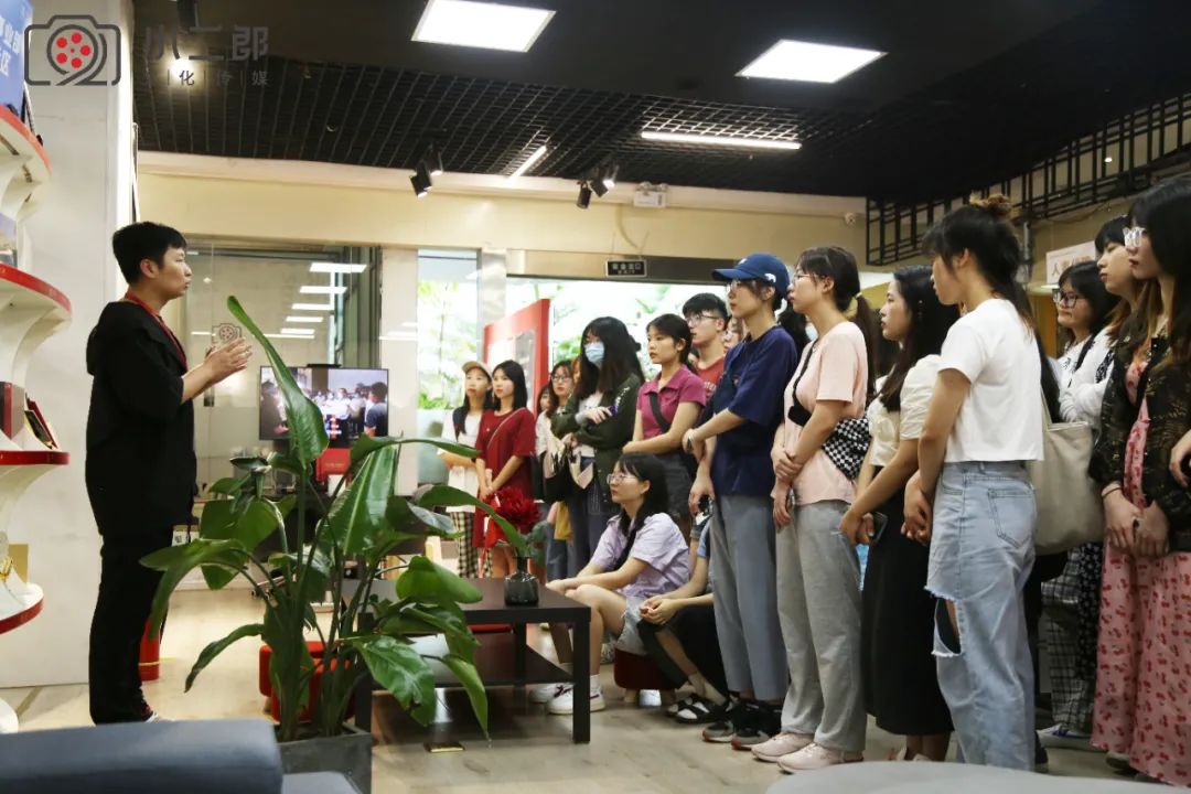 重庆邮电大学视觉传达设计专业师生与小二郎进行交流分享