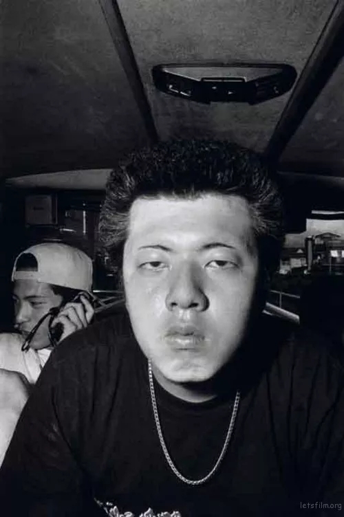 用生命在拍照！近距离拍摄黑帮的超狂摄影师