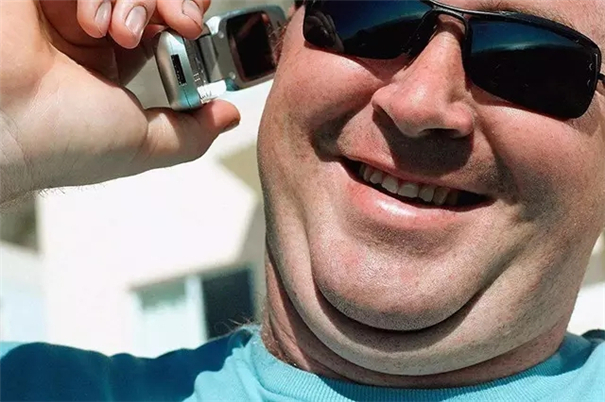 脸大不用怕!彻底隐藏“双下巴”的 5 个技巧 脸大不用怕!彻底隐藏“双下巴”的 5 个技巧